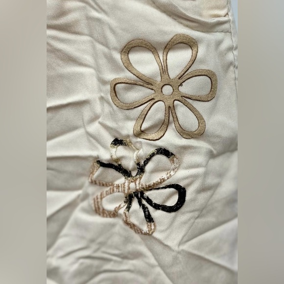 NWT Venti6 super stretchy, comfortable tan joggers with flower Appliques - Picture 2 of 4